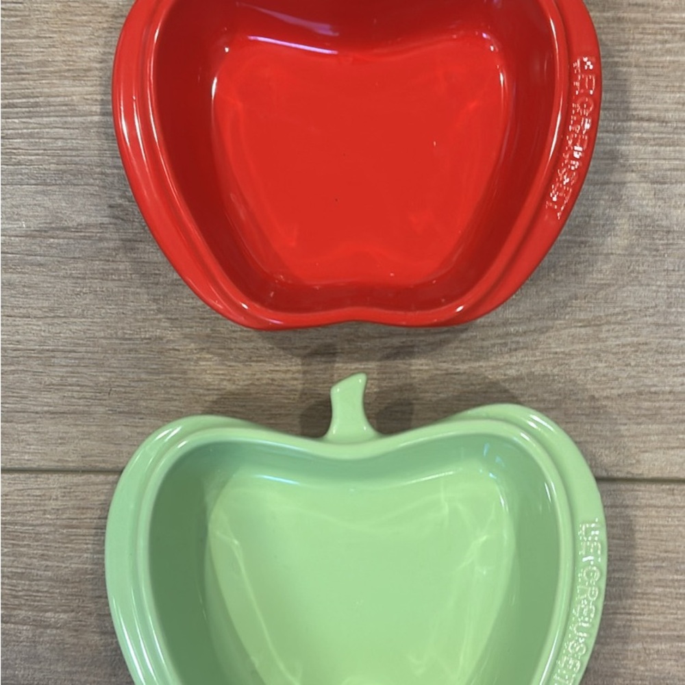 Le Creuset Red and Green Apple-Shaped Bakeware Set of 2- 6.25”x 1.5”